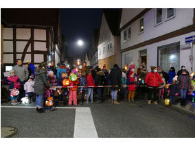 Sankt Martin Laternenumzug durch die Stadt (Foto: Karl-Franz Thiede)